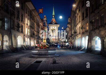 Kramgasse bei Nacht mit Zytglogge und Zähringer Brunnen - Bern, Schweiz Stockfoto