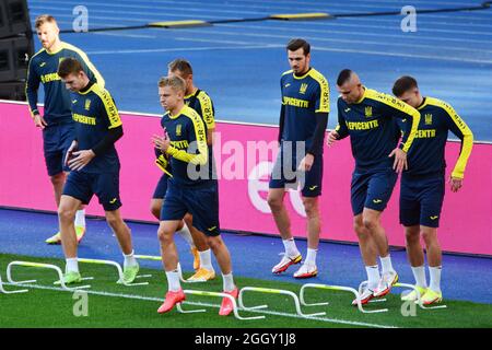 Kiew, Ukraine. September 2021. Ukrainische Spieler nehmen am 3. September 2021, am Vorabend des Qualifikationsspiels der FIFA Fußball-Weltmeisterschaft Katar 2022 zwischen der Ukraine und Frankreich, an einer Trainingseinheit im Olympiastadion in Kiew Teil (Foto: Aleksandr Gusev/Pacific Press) Quelle: Pacific Press Media Production Corp./Alamy Live News Stockfoto