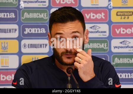 Kiew, Ukraine. September 2021. Frankreichs Torwart Hugo Lloris lächelt während einer Pressekonferenz im Olympiastadion in Kiew am 3. September 2021 am Vorabend des FIFA World Cup Qatar 2022 Qualification Group D Football match zwischen der Ukraine und Frankreich (Foto: Aleksandr Gusev/Pacific Press) Quelle: Pacific Press Media Production Corp./Alamy Live News Stockfoto