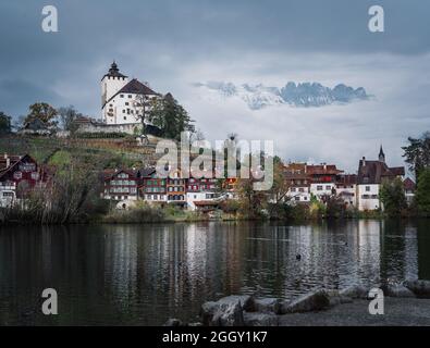 Skyline von Buchs mit Schloss Werdenberg, Werdenberger See und Alpen im Hintergrund - Buchs, Schweiz Stockfoto