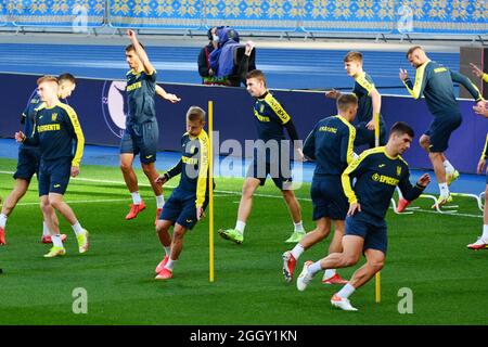 Kiew, Ukraine. September 2021. Ukrainische Spieler nehmen am 3. September 2021, am Vorabend des Qualifikationsspiels der FIFA Fußball-Weltmeisterschaft Katar 2022 zwischen der Ukraine und Frankreich, an einer Trainingseinheit im Olympiastadion in Kiew Teil (Foto: Aleksandr Gusev/Pacific Press) Quelle: Pacific Press Media Production Corp./Alamy Live News Stockfoto