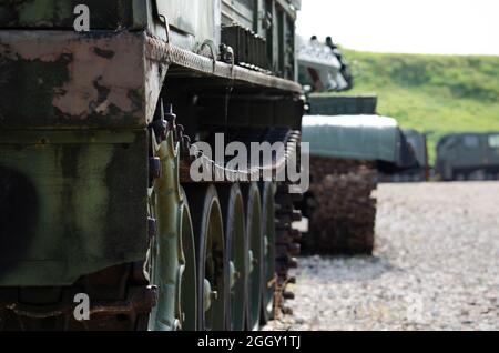 Alte verlassene gepanzerte Fahrzeuge des zweiten Weltkrieges Stockfoto