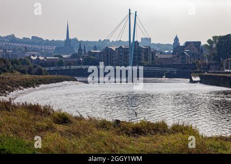 Die Lune Tidal-Bohrung nähert sich der Millenium Bridge in der Nähe des Stadtzentrums von Lancaster an der Lune-Mündung Stockfoto