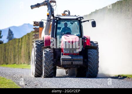 Sheffield, Canterbury, Neuseeland, September 3 2021: Ein Landwirt fährt seinen Gülletanker zu einem Feld, um den Abfluss des Betriebes in seine Felder zu Pumpen Stockfoto