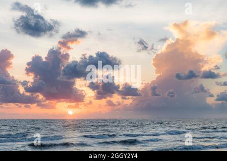 Bunte Wolken bei Sonnenuntergang über dem Golf von Mexiko, Naples, Florida, USA Stockfoto