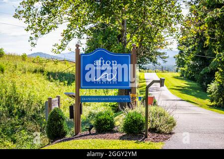 Afton, USA - 30. August 2020: Nelson County, Virginia Countryside mit Straßenschild für berühmte Afton Mountain Vineyards und Straße, die zum Verkostungsraum führt Stockfoto