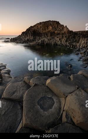 Sonnenuntergang über den Basaltsäulen des Giant's Causeway in der Grafschaft Antrim, Nordirland Stockfoto