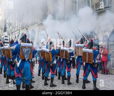 Rauch von Feuerschüssen von schweizer Soldaten auf Tracht während einer Parade auf dem Zibelemarit Holiday (Zwiebelmarkt) - Bern, Schweiz Stockfoto