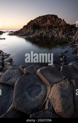 Sonnenuntergang über den Basaltsäulen des Giant's Causeway in der Grafschaft Antrim, Nordirland Stockfoto