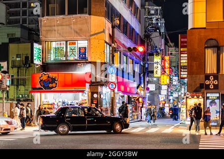 Osaka, Japan - 13. April 2019: Minami Namba berühmte Straße mit Menschen, die in dunkler Nacht spazieren gehen und beleuchteten Gebäuden mit bunten Neonschildern Stockfoto