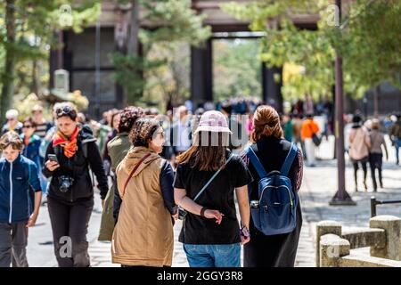 Nara, Japan - 14. April 2019: Menschen Touristen Familie Menge auf dem Gelände des berühmten Todaiji-Tempel in der Stadt während des Tages zu Fuß Stockfoto