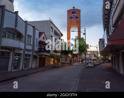 XV de Novembro Street und St. Kathedrale Paul des Apostels (Catedral São Paulo Apóstolo) Glockenturm - Blumenau, Santa Ca Stockfoto