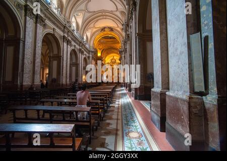 BUENOS AIRES, ARGENTINIEN - 01. Nov 2015: Das Kirchenschiff der Metropolitan Cathedral in Buenos Aires, Argentinien Stockfoto