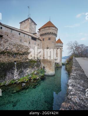 Burggraben und Mauern von Schloss Chillon - Kanton Waadt, Schweiz Stockfoto