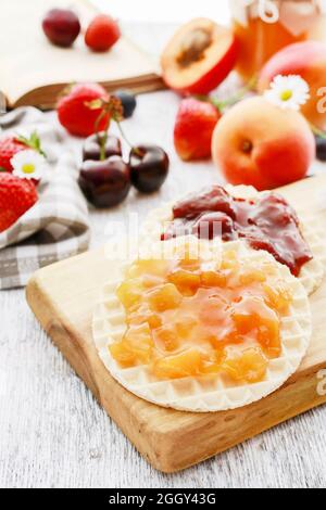 Leckeres und gesundes Frühstück: Waffeln mit Obstmarmelade. Gesunde Ernährung Stockfoto