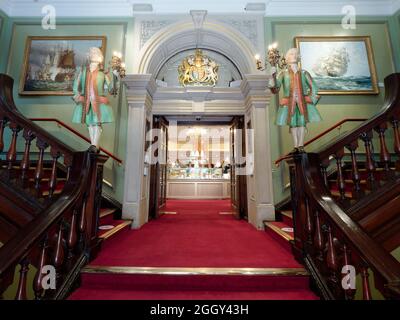 London, Greater London, England, August 24 2021: Treppe und Eingang in Fortnum und Mason, einem luxuriösen Kaufhaus in der Piccadilly Street. Stockfoto