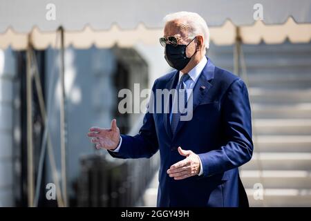 Washington DC, USA. September 2021. US-Präsident Joe Biden spricht kurz vor den Medien, als er das Weiße Haus wegen des Hurrikans New Orleans in Washington DC, USA, am 03. September 2021 verlässt. Quelle: Ken Cedeno/Pool via CNP/dpa/Alamy Live News Stockfoto