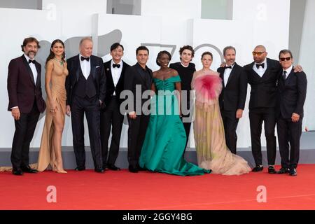 Venedig, Italien. September 2021. Javier Bardem (l-r), Zendaya, Stellan Skarsgard, Chang Chen, Oscar Isaac, Sharon Duncan-Brewster, Timothee Chalamet, Rebecca Ferguson, Denis Villeneuve, Dave Bautista und Josh Brolin besuchen die Premiere von „Dune“ während des 78. Filmfestivals von Venedig am 03. September 2021 im Palazzo del Cinema am Lido in Venedig, Italien. Quelle: dpa picture Alliance/Alamy Live News Stockfoto