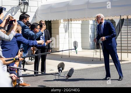 Washington DC, USA. September 2021. US-Präsident Joe Biden spricht kurz vor den Medien, als er das Weiße Haus wegen des Hurrikans New Orleans in Washington DC, USA, am 03. September 2021 verlässt. Quelle: Ken Cedeno/Pool via CNP/dpa/Alamy Live News Stockfoto