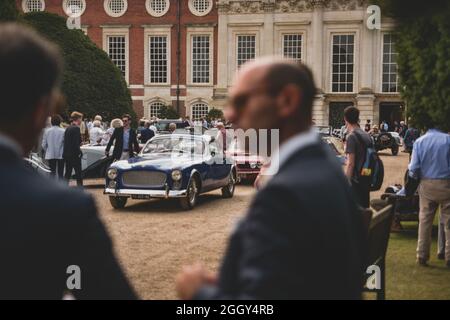 Hampton Court Palace, London, Großbritannien. September 2021. Besondere Gäste und exotische Autos treffen sich im Concours of Elegance, Hampton Court Palace in London. Kredit: Kevin Bennett/Alamy Live Nachrichten. Stockfoto