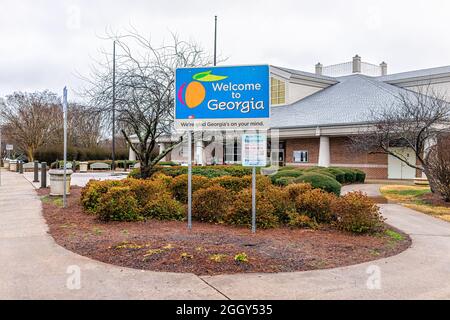 Lavonia, USA - 8. Januar 2021: Zeichen für Willkommen im Zentrum von Georgia vom SC im Erholungsgebiet des Besucherzentrums im Winter und Symbol für Pfirsich Stockfoto