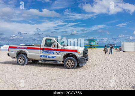 Miami, USA - 18. Januar 2021: South Beach Rettungsschwimmer Gebäude entlang der Küste in Florida an sonnigen Tagen mit Küstenwache Ozeanrettung Stockfoto