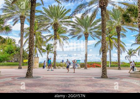 Miami, USA - 18. Januar 2021: Eingang von South Beach von der Lincoln Road mit Palmen auf der Strandpromenade mit Menschen in Masken Stockfoto