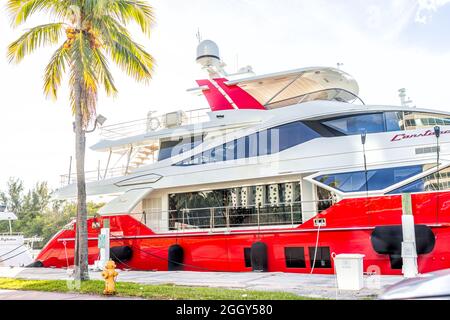 Miami Beach, USA - 19. Januar 2021: Großes Schiff Yacht im Hafen von South Beach oder Dock Marina in Florida festgemacht Stockfoto