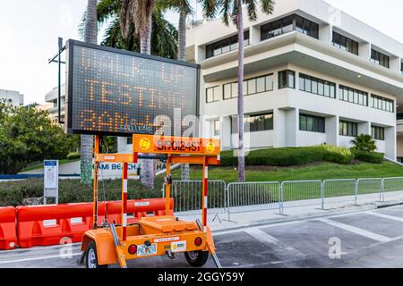 Miami Beach, USA - 21. Januar 2021: Elektronisches Schild für den Walk-up-Test des oralen PCR-Tests auf der Covid-19-Coronavirus-Stelle auf gesperrter Straße Stockfoto