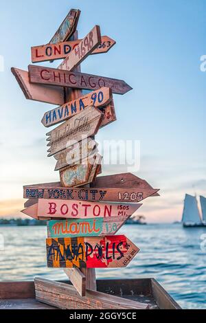 Key West, USA - 24. Januar 2021: Selfiemostpoint Holzpost Richtungsschilder zu den Weltstädten London, Chicago, Miami, Hadan, Boston und New York City Stockfoto