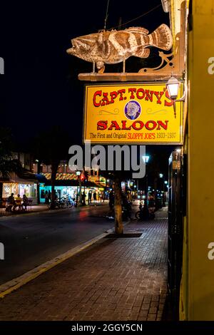Key West, USA - 24. Januar 2021: Florida Famous Capt. Captain Tony's Saloon Bar of Sloppy Joe's mit hängendem Schild mit Live-Musik vergangener Darbietung Stockfoto