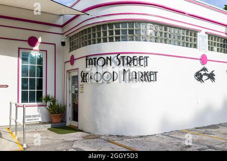 Key West, USA - 25. Januar 2021: Zeichen für Eaton Street Seafood Market Store Restaurant und Shop, Florida Verkauf von lokalen gefangenen Lebensmitteln und Getränken in der Kunst Stockfoto