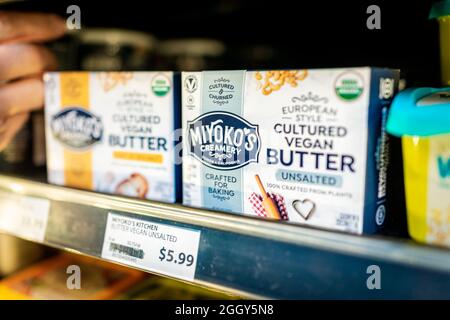 Herndon, USA - 25. März 2021: Nahaufnahme von veganen Lebensmitteln, verpackt in Miyoko's ungesalzener Butter aus europäischer Kultur, verteilt auf Supermarke im Lebensmittelgeschäft Stockfoto