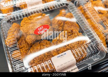 Sterling, USA - 20. März 2021: Frittiertes Huhn auf Einzelhandelsdisplay Nahaufnahme im Container im Lebensmittelgeschäft Food Lion mit EBT-Anspruch Stockfoto