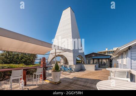 Seaside, USA - 14. Januar 2021: Leerer Park in Florida Panhandle Stadt Stranddorf am sonnigen Wintertag mit weißer Architektur von OBE Pavillon A Stockfoto