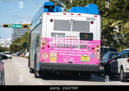 Sunny Isles Beach, USA - 19. Januar 2021: Bus mit Anzeige für schnellen Covid-19-Coronavirus-Test mit Ergebnissen in 15 Minuten nach Vereinbarung mit t Stockfoto