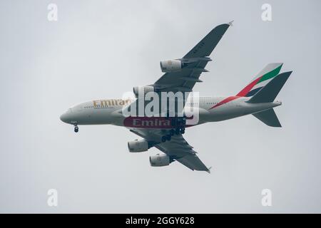 Windsor, Großbritannien. September 2021. Ein Airbus A380-800 von Emirates. Es war ein arbeitsreiches Morgen, an dem die Ankunft der Flugzeuge in London Heathrow über Windsor an Land ging. Michael O'Leary, Chief Executive von Ryanair, hat die Verschrottung des Ampelsystems Covid-19 für Passagiere gefordert. Das Regierungssystem wurde kritisiert, da es Verwirrung darüber verursacht, ob sich Passagiere selbst isolieren müssen. Quelle: Maureen McLean/Alamy Stockfoto