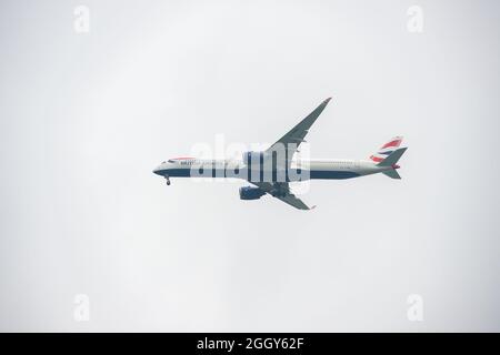 Windsor, Großbritannien. September 2021. Ein Airbus A350-1000 von British Airways. Es war ein arbeitsreiches Morgen, an dem die Ankunft der Flugzeuge in London Heathrow über Windsor an Land ging. Michael O'Leary, Chief Executive von Ryanair, hat die Verschrottung des Ampelsystems Covid-19 für Passagiere gefordert. Das Regierungssystem wurde kritisiert, da es Verwirrung darüber verursacht, ob sich Passagiere selbst isolieren müssen. Quelle: Maureen McLean/Alamy Stockfoto