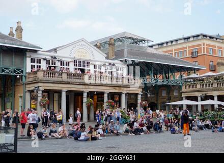 London, Greater London, England, August 24 2021: Menschenmassen vor dem Markt und dem Punch and Judy Pub in Covent Garden. Stockfoto