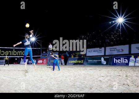 Timmendorfer Strand, Deutschland. September 2021. Volleyball/Strand: Deutsche Meisterschaften, Frauen, Viertelfinale: Laboureur/Schulz (MTV Stuttgart/DJK Tusa 06 Düsseldorf) - Bieneck/Schneider (Hamburger SV): Sarah Schulz (l) ist während eines Aufzuchts im Einsatz. Quelle: Frank Molter/dpa/Alamy Live News Stockfoto