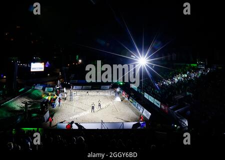 Timmendorfer Strand, Deutschland. September 2021. Volleyball/Strand: Deutsche Meisterschaften, Frauen, Viertelfinale: Laboreur/Schulz (MTV Stuttgart/DJK Tusa 06 Düsseldorf) - Bieneck/Schneider (Hamburger SV): Spotlights glänzen über dem Center Court. Quelle: Frank Molter/dpa/Alamy Live News Stockfoto