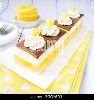Hausgemachter Pina Colada Kuchen mit Gelee und flauschigem Kokos-Ananas-Schaum. Stockfoto