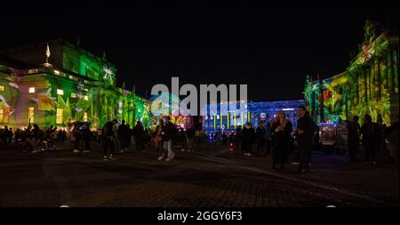 Berlin, Deutschland. September 2021. Zahlreiche Menschen stehen am Start des 17. Lichterfestes am Bebelplatz. Alle Gebäude dort sind beleuchtet. Quelle: Paul Zinken/dpa/Alamy Live News Stockfoto