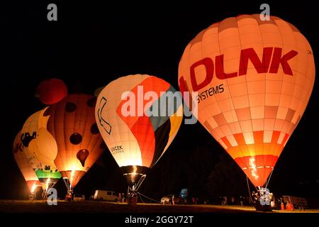 Ceska Skalice, Tschechische Republik. September 2021. Das berühmte nightglow ist ein beeindruckender Anblick mit fünf Ballonteams, die ihren Ballon bei Dunkelheit anzünden.Eine Sammlung von 30 Heißluftballons, die in der tschechischen Stadt Ceska Skalice in der Nähe von Nachod (150 Kilometer nördlich von Prag) teilnehmen. (Bild: © Slavek Ruta/ZUMA Press Wire) Bild: ZUMA Press, Inc./Alamy Live News Stockfoto