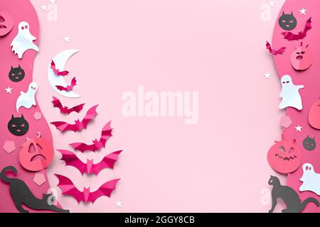 Niedliche Halloween Hintergrund mit Kawaii schwarzen Katzen, lebendige lila Papier Fledermäuse, rosa Kürbisse, Zucker Süßigkeiten und lustige weiße Geister. Flach auf rosa und legen Stockfoto