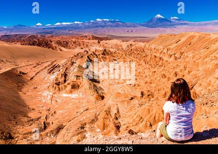 Blick auf die Frau beim Blick auf das Death Valley und die Vulkanlandschaft in der Wüste von Atacama - Chile Stockfoto