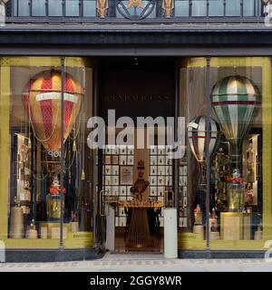 London, Greater London, England, August 24 2021: Penhaligons Parfümhaus in der Regent Street mit einer Dekoration im Heißluftballon-Stil im Schaufenster. Stockfoto