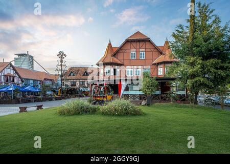 Im Park des Deutschen Dorfes (Parque Vila Germânica) findet das Blumenau Oktoberfest statt - Blumenau, Santa Catarina, Brasilien Stockfoto