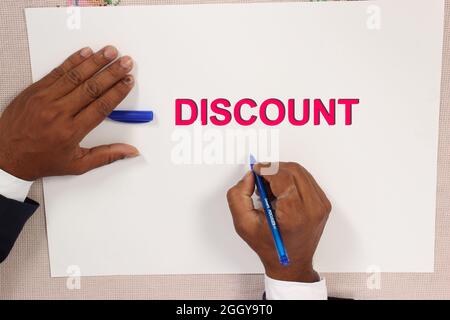 Draufsicht auf eine konzeptuelle Handschrift, die Rabatt mit einem Stift zeigt Stockfoto