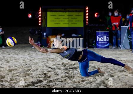 Timmendorfer Strand, Deutschland. September 2021. Volleyball/Strand: Deutsche Meisterschaften, Frauen, Viertelfinale: Laboreur/Schulz (MTV Stuttgart/DJK Tusa 06 Düsseldorf) - Bieneck/Schneider (Hamburger SV): Chantal Laboreur ist zu spät dran. Quelle: Frank Molter/dpa/Alamy Live News Stockfoto